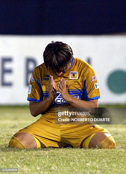 Emilio Martinez de Tigres de Mexico se lamenta tras errar el ultimo penal ante Libertad de Paraguay durante el partido de vuelta de los octavos de...