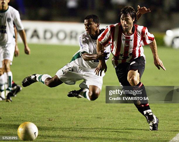 Hugo Pavone de Estudiantes de La Plata de Argentina disputa el balon con Vitor Santos de Goias de Brasil el 04 de mayo de 2006 en el partido de...