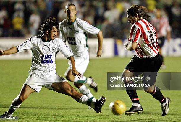 Danilo Portugal de Goias de Brasil, disputa el balon a Hugo Pavone, de Estudiantes de Argentina, en partido de octavos de final de Copa Libertadores...