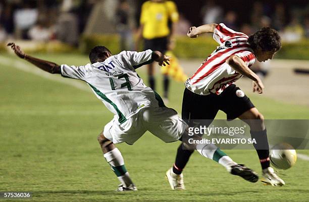 Vitor Santos de Goias de Brasil disputa el balon con Jose Sosa de Estudiantes de La Plata de Argentina el 04 de mayo de 2006 en el partido de vuelta...