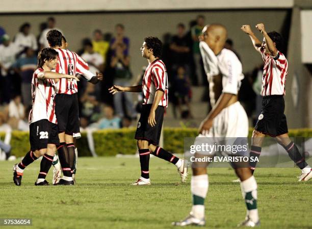 Jugadores de Estudiantes, de Argentina, festejan la clasificacion a semi finales de Copa Libertadores, el 04 de mayo de 2006 en Goiania, Brasil. El...