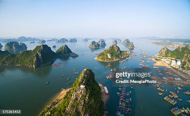 beautiful seascape in halong bay, vietnam - baie d'halong photos et images de collection