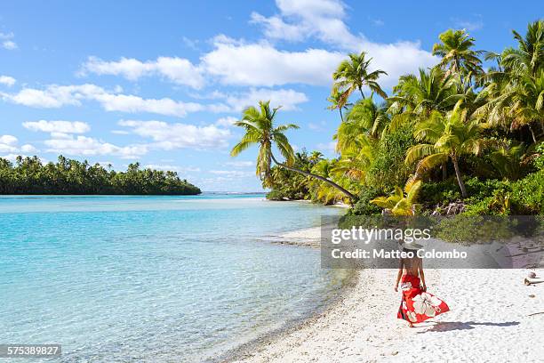 woman walking on beautiful tropical beach - ilhas cook - fotografias e filmes do acervo