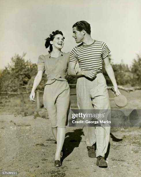 joven pareja en un paseo en campo brazo (brazo b & p - romance photos fotografías e imágenes de stock