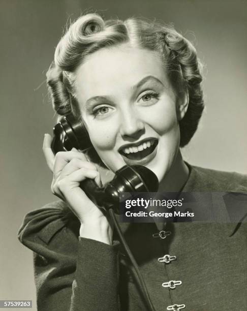 junge frau mit telefon, lächeln, (b & w), porträt - dauerwelle stock-fotos und bilder