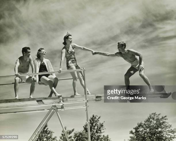 zwei paare auf sprungbrett, (b & w), tiefer blickwinkel - women swimming pool retro stock-fotos und bilder