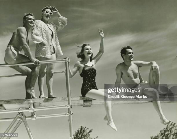 deux couples sur leur plongeoir, (b & w), vue en contre-plongée - année 30 photos et images de collection