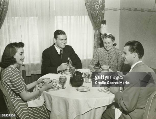 2 室のカップルが、夕食（b &w - 1940s couple ストックフォトと画像