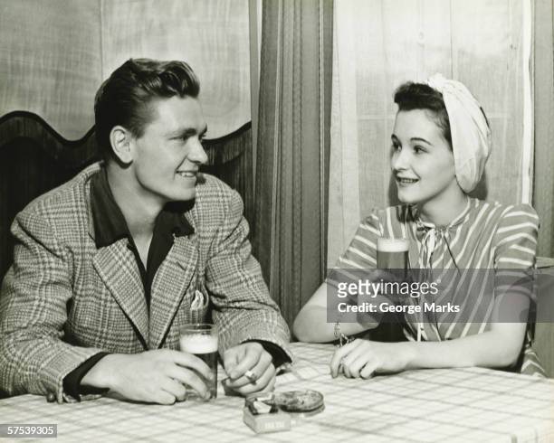 カップルで飲むビールバーのテーブル、（b &w - 1940s couple ストックフォトと画像