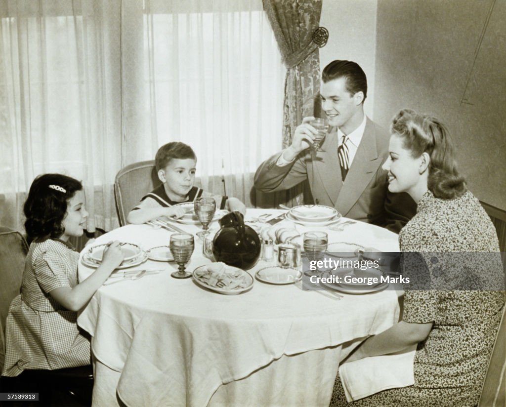 Familie sitzen am Tisch mit Essen, Kinder