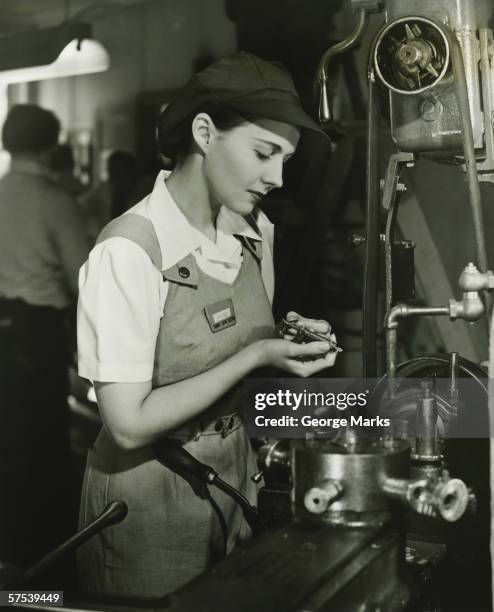 jeune femme en salopette de travail en machine-outil dans l'usine (b & w - année 30 photos et images de collection