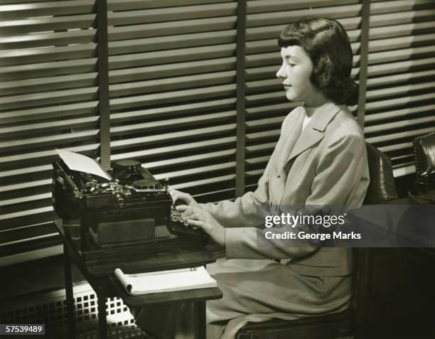 sekretär tippen auf schreibmaschine in office (b & w - schreibmaschine stock-fotos und bilder