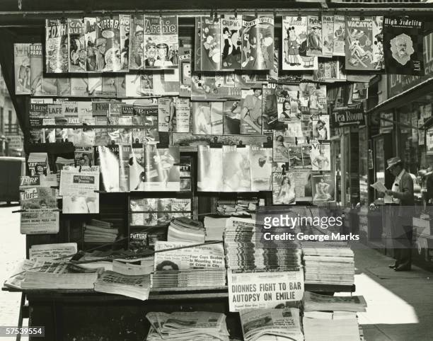 sidewalk newspaper and magazine stand, (b&w) - banca de jornais imagens e fotografias de stock
