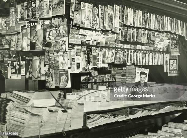 magazines and newspapers news stand kiosk, (b&w) - banca de jornais imagens e fotografias de stock