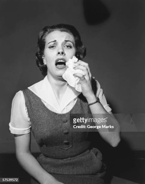 woman holding handkerchief, about to sneeze, (b&w) - handkerchief - fotografias e filmes do acervo