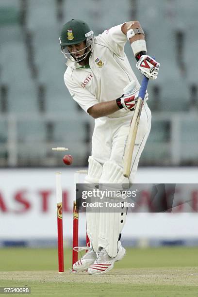 Jacques Kallis of South Africa is bowled by Chris Martin New Zealand during day one of the third and final castle Lager test match between South...