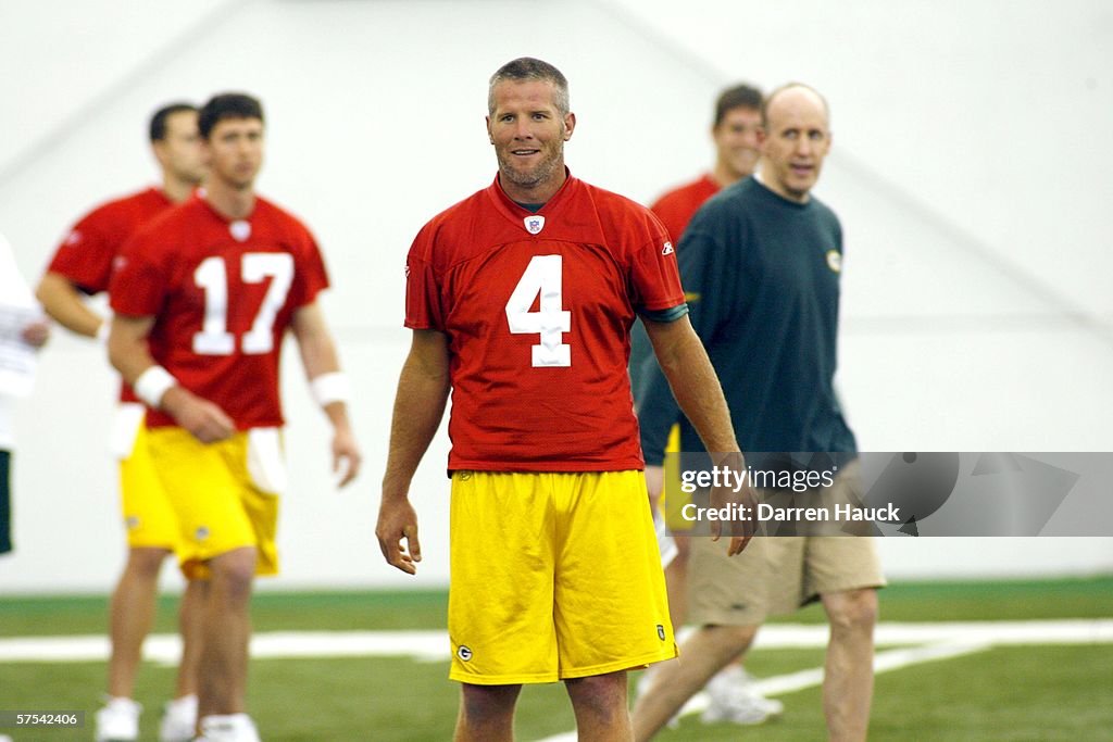 Green Bay Packers' Brett Favre practices with teammates during... News
