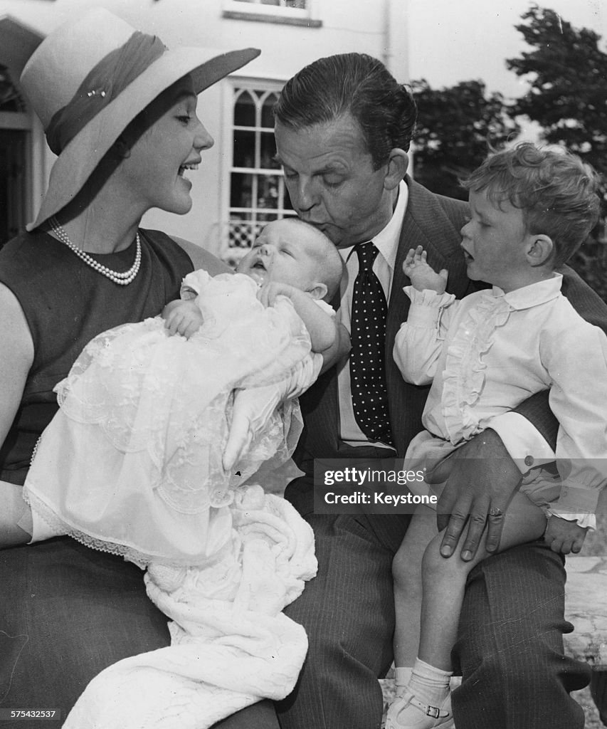 Portrait of actor David Tomlinson with his wife Audrey and children... News Photo Getty Images