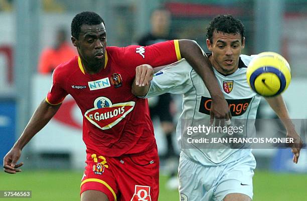Le Mans' Brazilian striker Edinaldo Batista Libanio fights for the ball with Lens' Brazilian defender Vitorino Hilton , midfielder), during their...