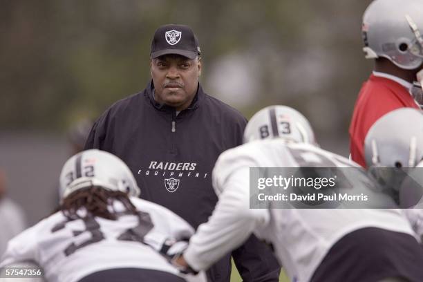 Head coach Art Shell of the Oakland Raiders watches his team practice as the Raiders begin their mini-camp on May 6, 2006 in Alameda, California.