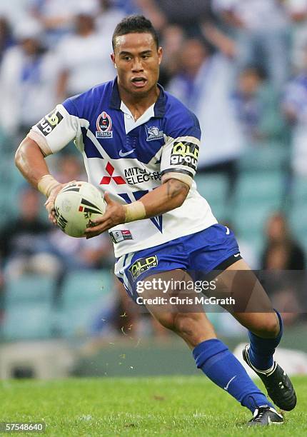 Ben Roberts of the Bulldogs runs with the ball during the round nine NRL match between the Roosters and the Bulldogs played at Aussie Stadium May 7,...