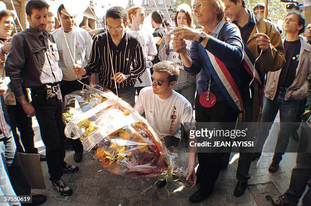 Une personne depose une gerbe de fleurs "a la memoire du logiciel libre et de la copie privee", le 07 mai 2006 devant la Comedie Francaise a Paris,...