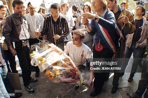 Une personne depose une gerbe de fleurs "a la memoire du logiciel libre et de la copie privee", le 07 mai 2006 devant la Comedie Francaise a Paris,...