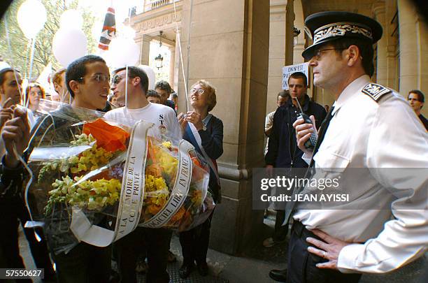 Une personne depose une gerbe de fleurs "a la memoire du logiciel libre et de la copie privee", le 07 mai 2006 devant la Comedie Francaise a Paris,...