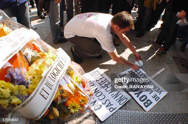 Une personne depose une gerbe de fleurs "a la memoire du logiciel libre et de la copie privee", le 07 mai 2006 devant la Comedie Francaise a Paris,...