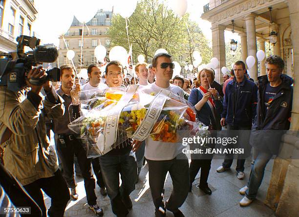 Une personne depose une gerbe de fleurs "a la memoire du logiciel libre et de la copie privee", le 07 mai 2006 devant la Comedie Francaise a Paris,...