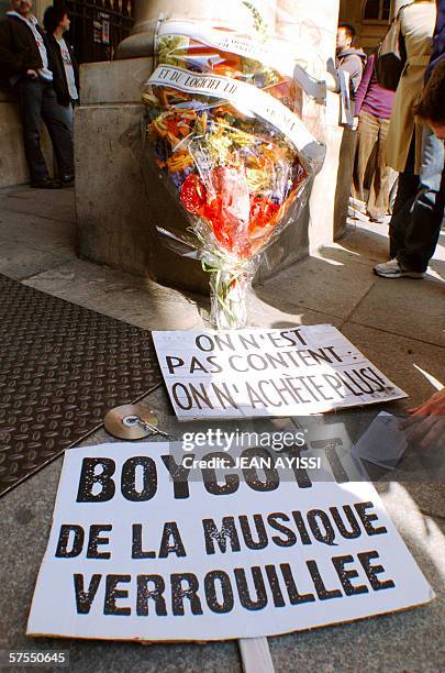 Une gerbe de fleurs "a la memoire du logiciel libre et de la copie privee" a ete deposee, le 07 mai 2006 devant la Comedie Francaise a Paris, lors...