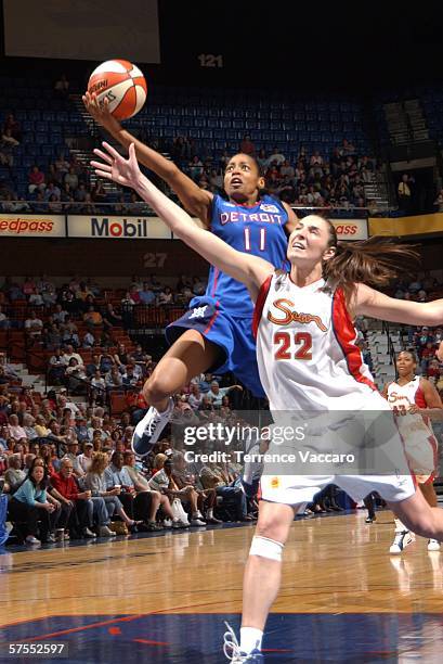 Kedra Holland-Corn of the Detroit Shock shoots against Jessica Brungo of the Connecticut Sun at Mohegan Sun Arena May 7, 2006 in Uncasville,...