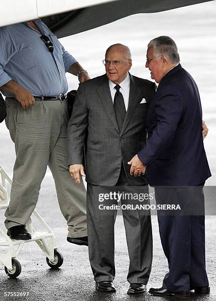 El presidente de Nicaragua, Enrique Bolanos , dialoga con el embajador nicaraguense en Costa Rica Leopoldo Ramirez, a su arribo al aeropuerto Juan...