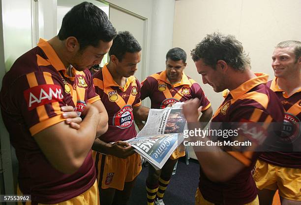 Amos Roberts of Country is surrounded by team mates while reading the newspaper during the Country team photo session held at Aussie Stadium May 8,...