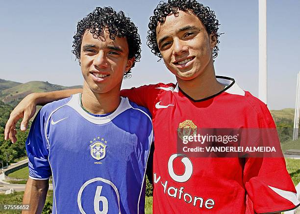 Rio de Janeiro, BRAZIL: TO GO WITH AFP STORY Identical twins Rafael and Fabio Pereira da Silva, members of the Under-15 Brazilian national soccer...