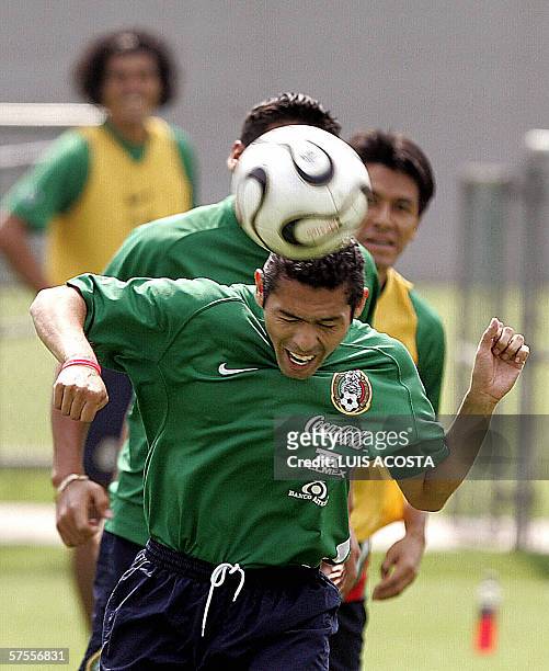 Ramon Morales, de la seleccion mexicana de futbol, cabecea un balon durante un entrenamiento en Ciudad de Mexico, el 08 de mayo de 2006, con miras a...