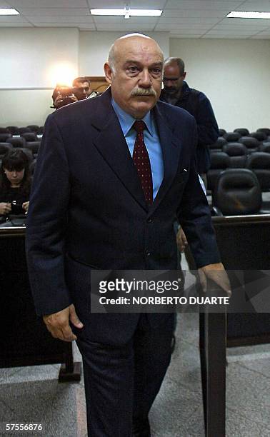 Luis Angel Gonzalez Macchi, ex presidente paraguayo , ingresa en la sala del tribunal de juicio oral y publico en Asuncion, el 08 de mayo de 2006....