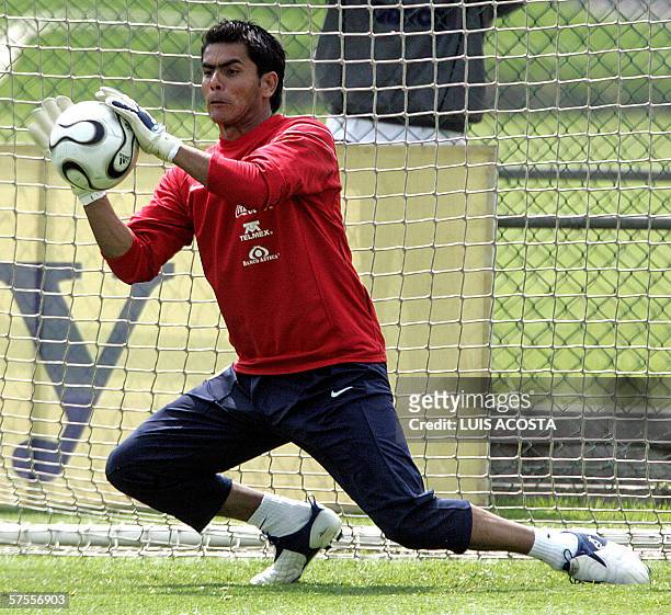 Oswaldo Sanchez, arquero de la seleccion mexicana, entrena de miras a la Copa Mundial FIFA Alemania 2006, en Ciudad de Mexico, el 08 de mayo de 2006....