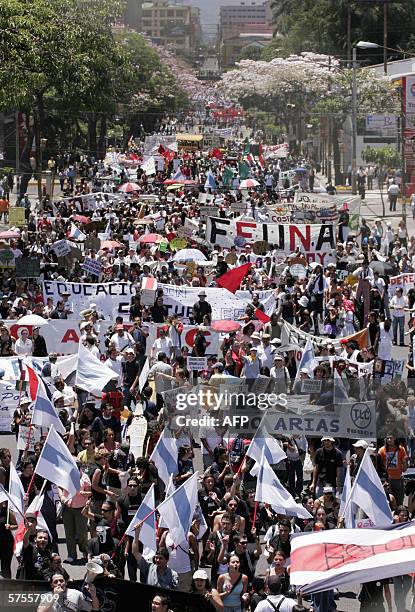 Miles de manifestantes, en su mayoria estudiantes y miembros de organizaciones magisteriales y de la sociedad civil, desfilan el 08 de mayo de 2006...