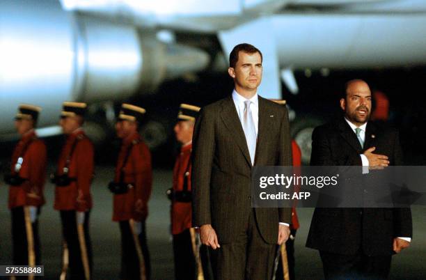 Felipe de Borbon , principe de Asturias, junto a Eduardo Calix, viceministro de Relaciones Exteriores de El Salvador, el 08 de mayo 2006 a su llegada...