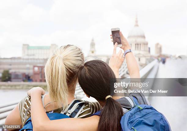 female tourists takes selfie on millennium bridge - london und umgebung stock-fotos und bilder