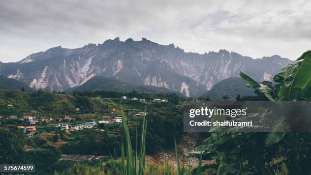 mount kinabalu after earthquake - 2015 sabah earthquake stock pictures, royalty-free photos & images
