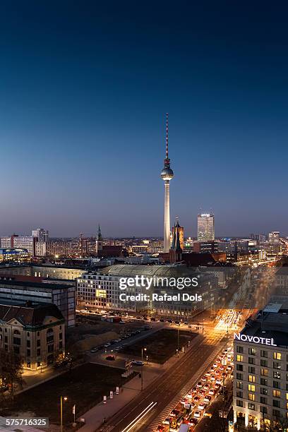 berlin at night - television tower berlin stock pictures, royalty-free photos & images