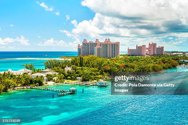 atlantis caribbean beach resort at nassau, bahamas - atlantis imagens e fotografias de stock