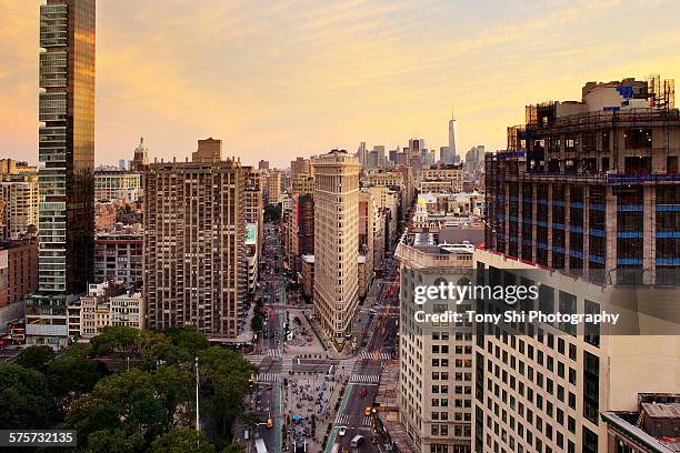 flatiron building and new york skyline - madison square park stock-fotos und bilder