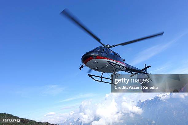 helicopter in mid air flight near mtn summit - helicopter foto e immagini stock