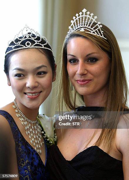 Winner of the Miss Tourism International 2005, Isabelle Lamant of France poses with Miss China Fu Jing at a press conference in Beijing 10 May 2006,...