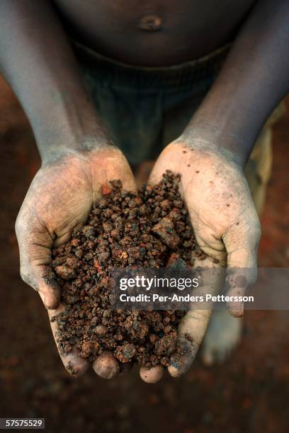 young workers at the congo mines - 2005 fotografías e imágenes de stock