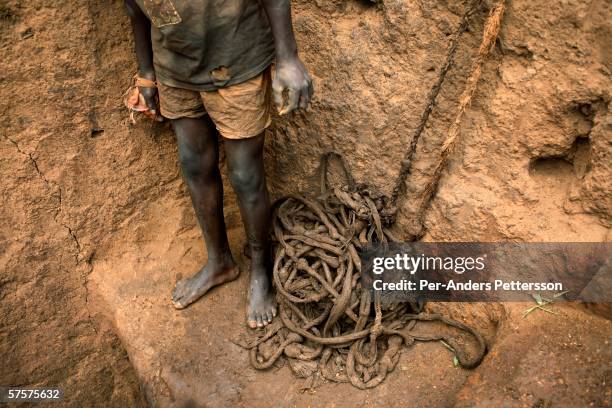 young workers at the congo mines - solfato di cobalto foto e immagini stock