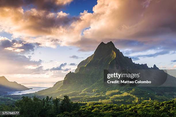 sunset over mt rotui, moorea, french polynesia - french polynesia stockfoto's en -beelden